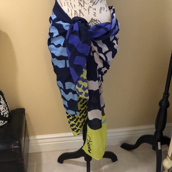 DVF Silk Vibrant mixed colors 48” x 52” Luxurious abstract scarf - Picture 3 of 12